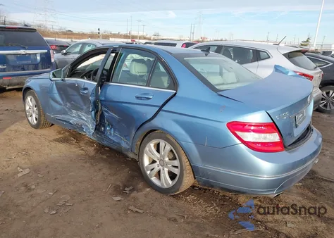 2010 Mercedes-Benz C 300 Luxury 4Matic z USA, uszkodzony, nr VIN WDDGF8BB1AF413530